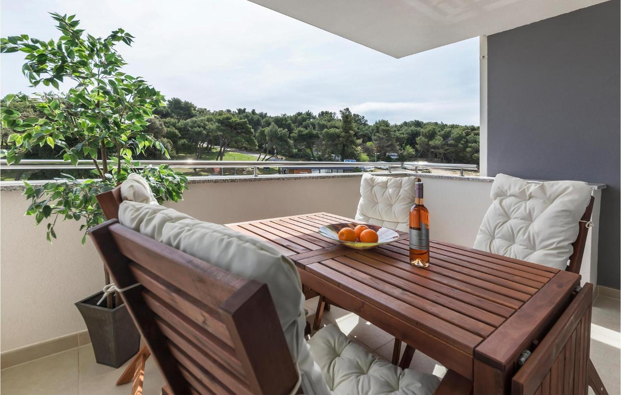 Amazing Apartment In Premantura With Kitchen Exterior foto